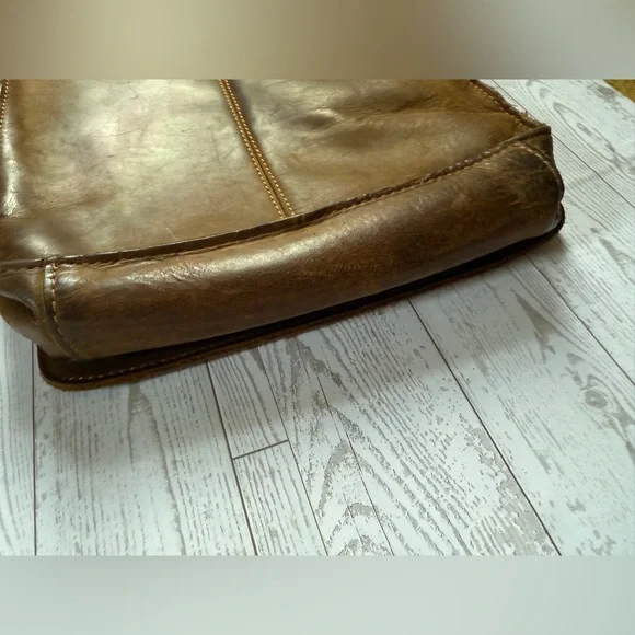 Vintage-Style Brown Leather Messenger Bag for Men - Picture 7 of 7
